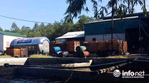 Những thùng phi, thùng lớn dùng để đựng dầu.