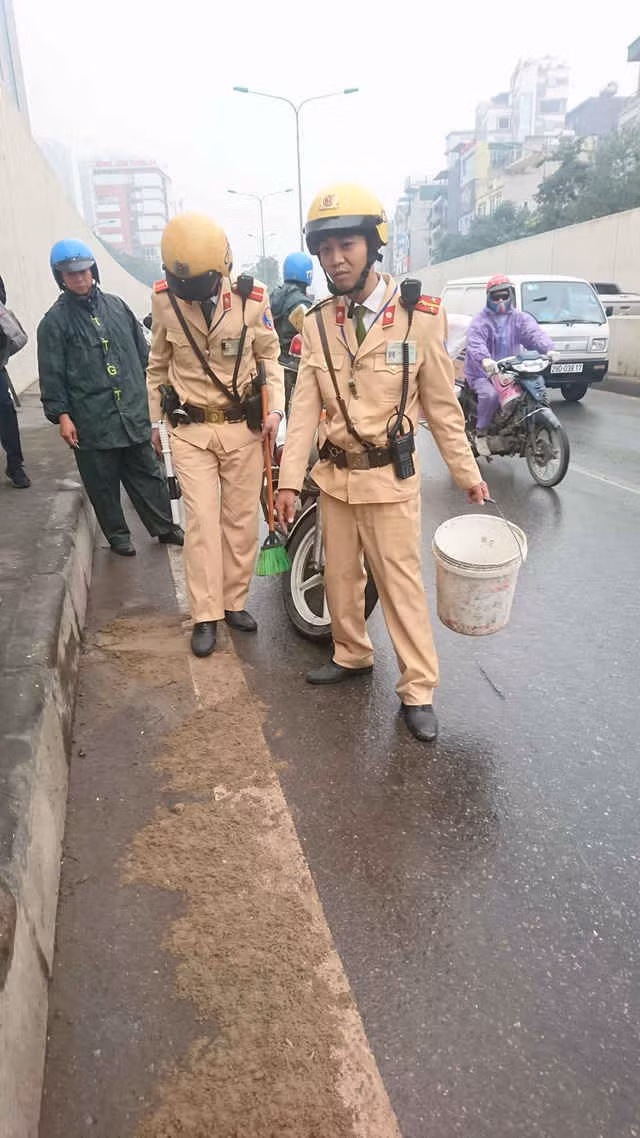 Hàng loạt xe máy ngã liên hoàn tại hầm chui Kim Liên ảnh 21