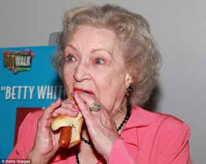 Bí quyết sống khỏe khó tin của nữ diễn viên hài 95 tuổi ảnh 1