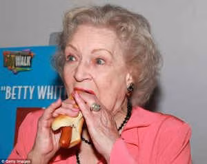 Bí quyết sống khỏe khó tin của nữ diễn viên hài 95 tuổi ảnh 1