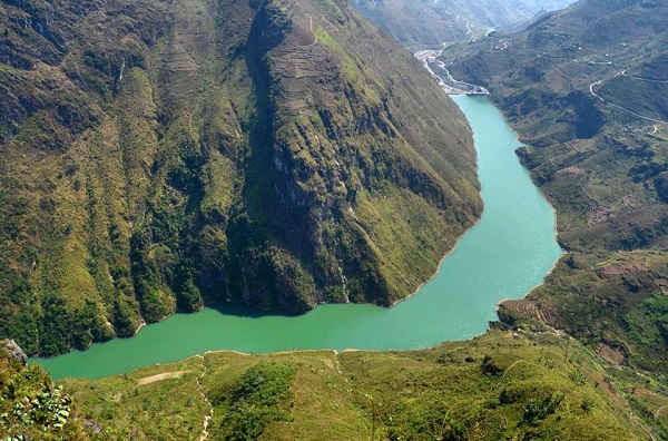 Sông Nho Quế nhình từ đỉnh Mã Pí Lèng - một điểm đến du lịch hấp dẫn ở Hà Giang