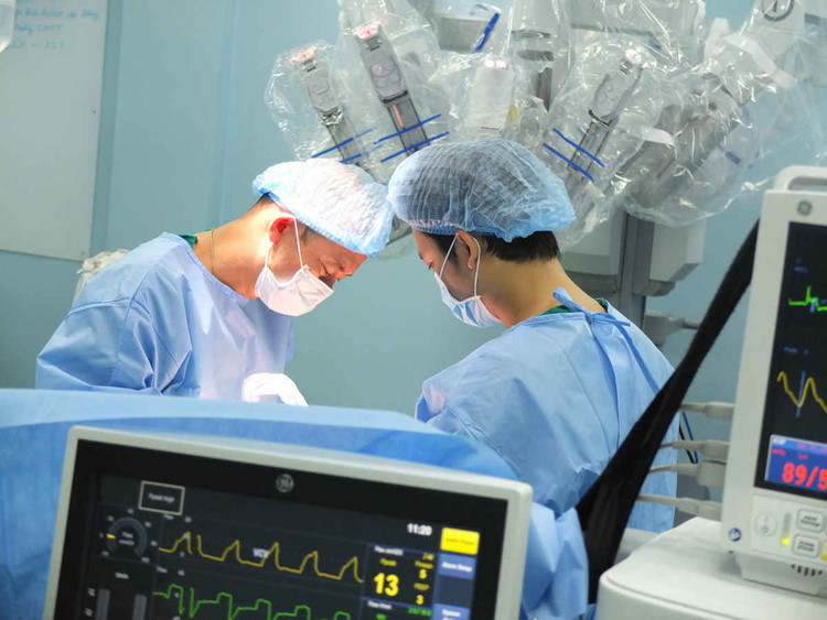 PGS.TS.BS Nguyễn Phúc Cẩm Hoàng và cộng sự chuẩn bị cho một ca phẫu thuật robot.