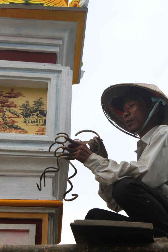 Người đàn ông mang “móng tay quỷ” ảnh 2