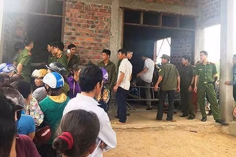 Chính quyền, cơ quan chức năng địa phương và người làng đến thăm viếng, tổ chức ma chay cho các nạn nhân xấu số.