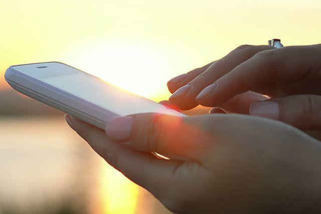 Nguyên nhân khiến Tiểu Hoàng bị tổn thương võng mạc là do thường xuyên sử dụng điện thoại dưới ánh nắng mặt trời