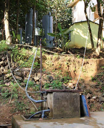 Hệ thống lọc, xử lý nước suối thành nước sạch lắp đặt tại Trường THPT Mùn Chung. Ảnh: Phạm Thanh Đăng.