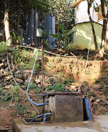 Hệ thống lọc, xử lý nước suối thành nước sạch lắp đặt tại&nbsp;Trường THPT Mùn Chung. Ảnh: Phạm Thanh Đăng.