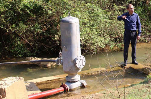 Bình trộn xử lý sơ bộ nước từ nguồn. Ảnh: Phạm Thanh Đăng.