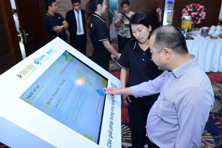 Người tham dự tìm hiểu Kết nối 3S tại sự kiện ra mắt.
