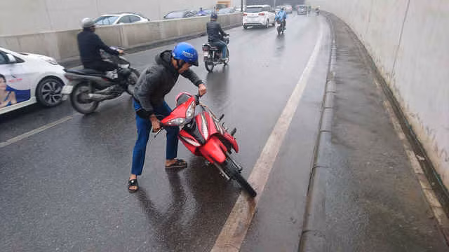 Một người bị ngã xe lúc hơn 11h.