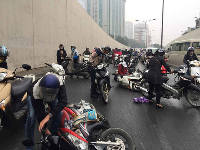 Hàng loạt xe máy ngã liên hoàn tại hầm chui Kim Liên ảnh 2