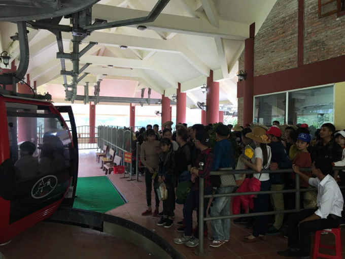 Du khách đang chuẩn bị lên cáp treo.
