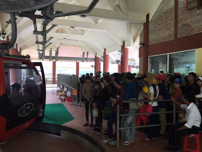 Du khách đang chuẩn bị lên cáp treo.