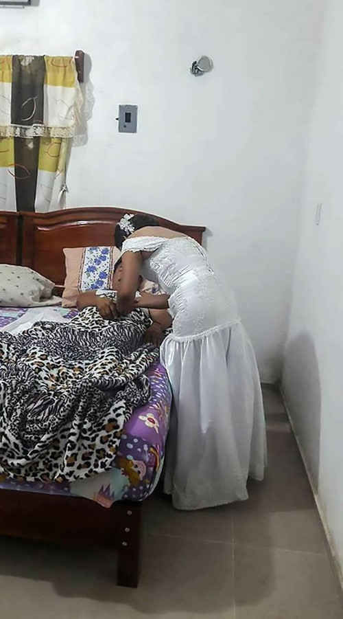 Đang đám cưới, cô dâu chạy vội và hành động đầy xúc động ảnh 2