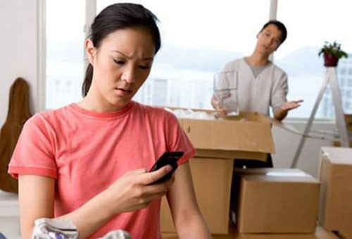 chồng lén vào trang cá nhân của người yêu cũ