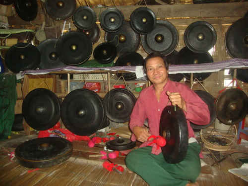 Nghệ nhân Bùi Tiến Xô với bảo tàng cồng chiêng của riêng mình.