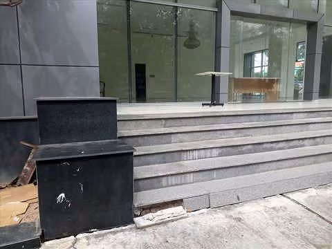 Một số hàng mục đã xuống cấp. Ảnh: Nhật Hồ