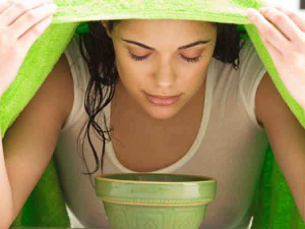 Xông mặt bằng lá bưởi và các thảo dược giúp làm sạch da