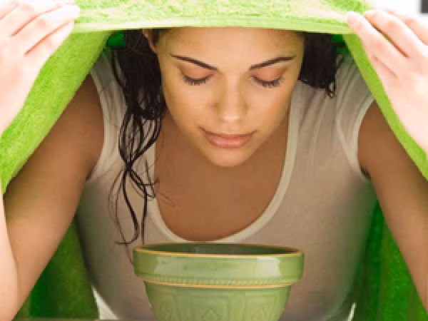 Xông mặt bằng lá bưởi và các thảo dược giúp làm sạch da