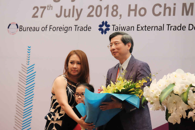 Giáo sư Jui-Hen Hu - Khoa phẫu thuật của Bệnh viện Đại học Quốc gia Đài Loan và gia đình em bé người Việt được ghép gan.