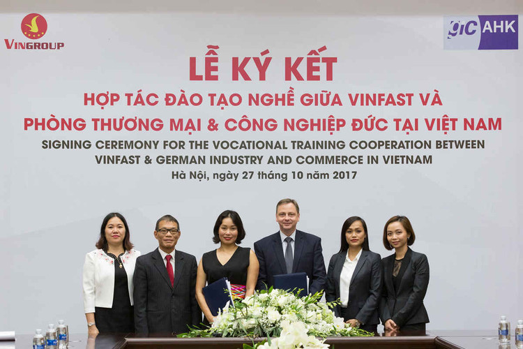 /Uploaded/khds.1cdn.vn/2018/09/16/vinfast-hop-tac-cung-phong-tm-cn-duc-dao-tao-co-khi1.jpg