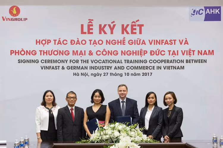/Uploaded/khds.1cdn.vn/2018/09/16/vinfast-hop-tac-cung-phong-tm-cn-duc-dao-tao-co-khi1.jpg