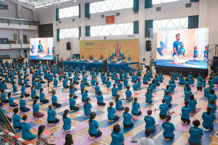 Gần 700 người tham gia đồng diễn yoga chương trình do Lãnh Sự quán Ấn Độ và Bảo Việt Nhân thọ tổ chức tại TPHCM.