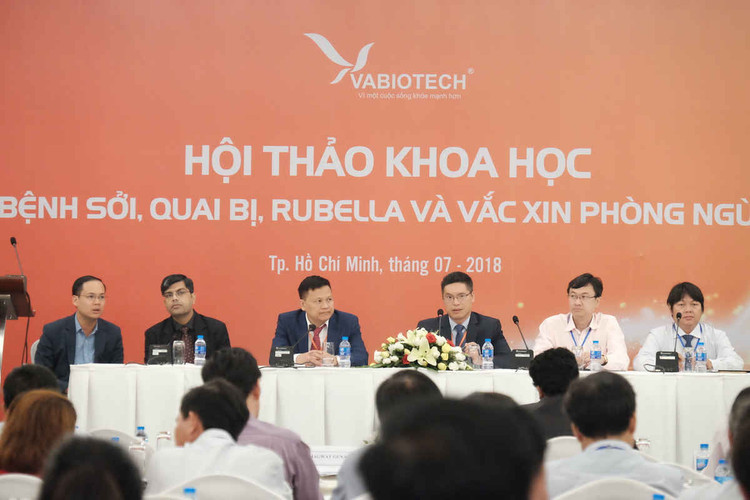 Đại diện Viện Pasteur TPHCM, Viện Huyết thanh Ấn Độ, VABIOTECH và nhà phân phối miền Nam - Công ty CP Vắc xin và sinh phẩm Nam Hưng Việt đang trả lời các thắc mắc của đại biểu tham dự hội nghị.