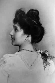 Jeanne Louise Calment thời còn son trẻ thường dùng dầu oliu để dưỡng da