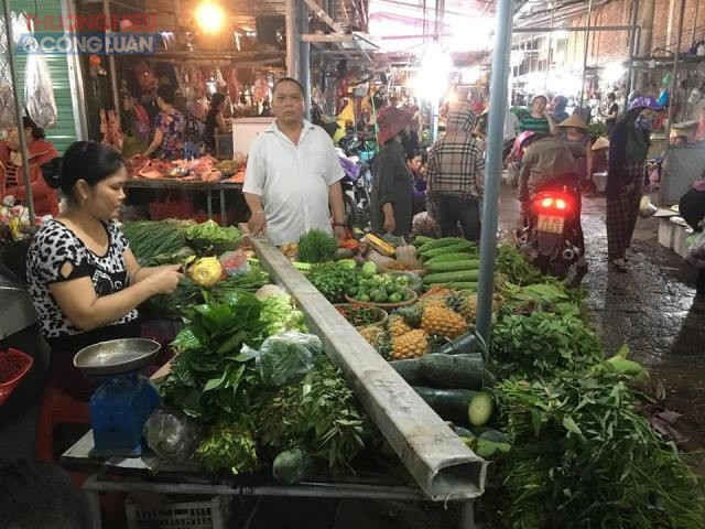 Thanh sắt 3,5m xuyên thủng mái khi chợ đang họp ảnh 1