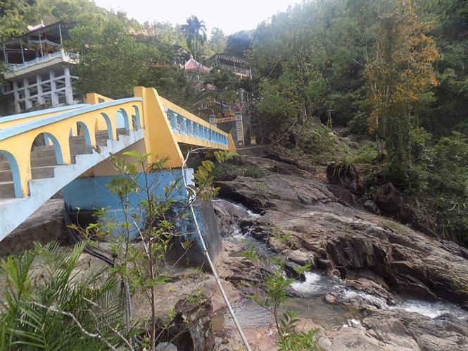  Chùa Suối Đổ nằm ở lưng chừng núi Hoàng Ngưu.