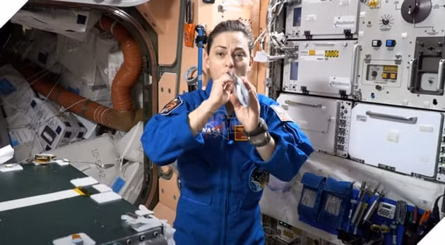 Bat ngo cach phi hanh gia xu ly quan ao ban-Hinh-5