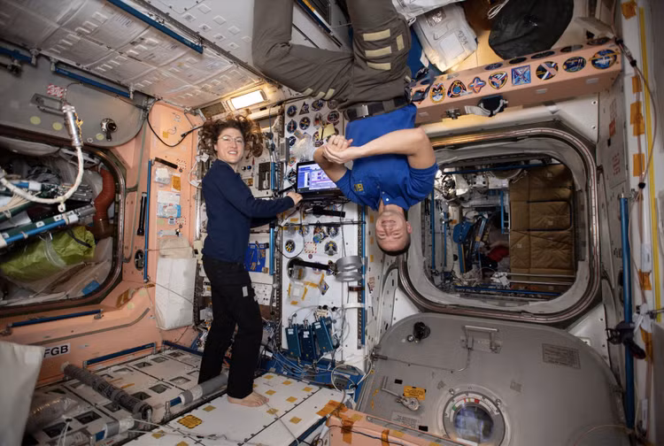 Bat ngo cach phi hanh gia xu ly quan ao ban-Hinh-6