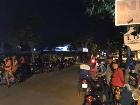 Rất đông người dân theo dõi gần hiện trường vụ án mạng nghiêm trọng.
