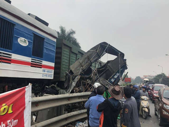 Hà Nội: Ô tô chở cá cố vượt đường sắt, bị tàu hỏa vò nát - 1