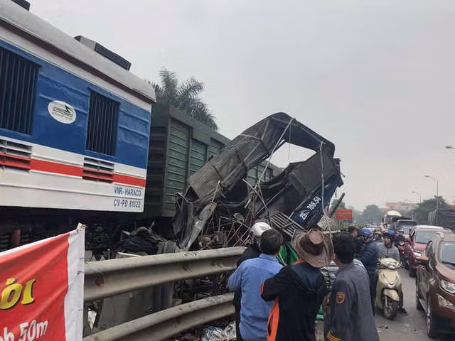 Hà Nội: Ô tô chở cá cố vượt đường sắt, bị tàu hỏa vò nát - 1