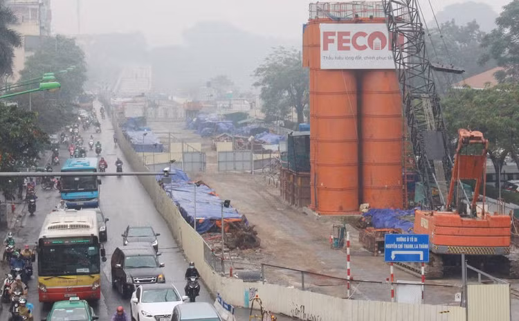 Cận cảnh các công trình thi công 'rùa' gây ô nhiễm bụi - ảnh 5