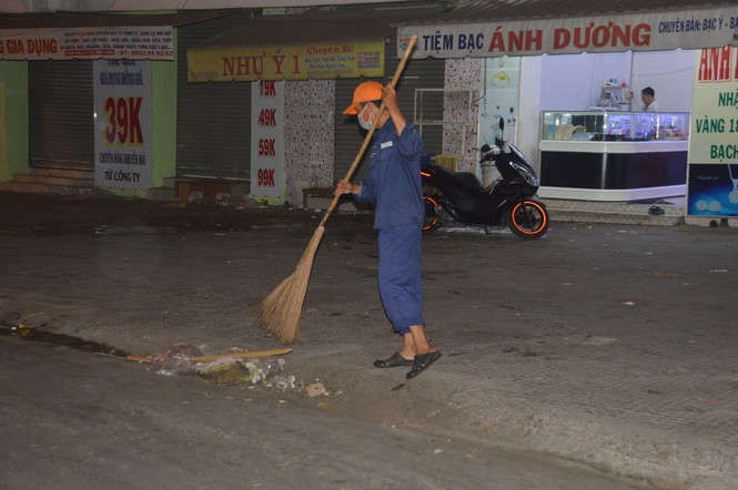 Những người làm đẹp phố phường đêm 30 Tết - ảnh 3