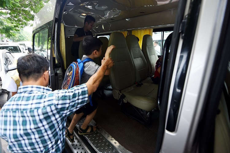 Học sinh lên xe buýt của trường sau giờ học ngày 7/8. Ảnh: Giang Huy