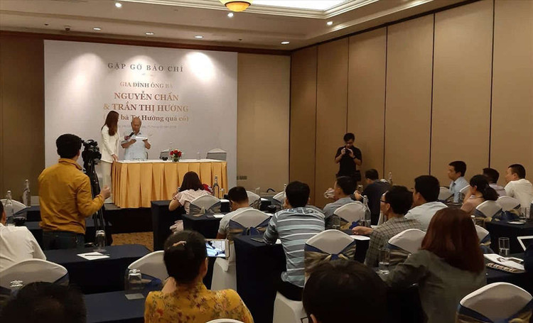 Ông Nguyễn Chấn tại buổi gặp báo chí tố con trai mình hồi tháng 3.2019 (ảnh NS)