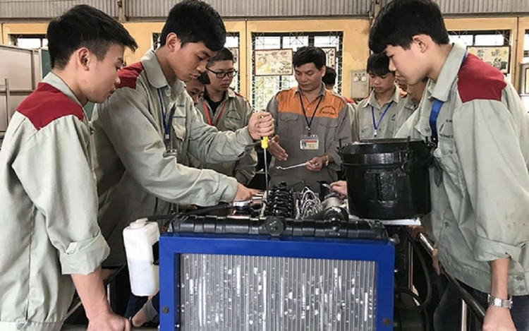 Học viên Khoa Công nghệ ô-tô (Trường cao đẳng nghề số 1 - Bộ Quốc phòng) tham dự khóa đào tạo thực hành tại xưởng. Ảnh: ND.