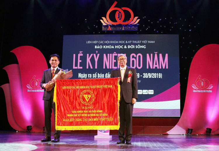 'Ngoại bất nhập', đóng cửa cà phê đường tàu từ sáng nay