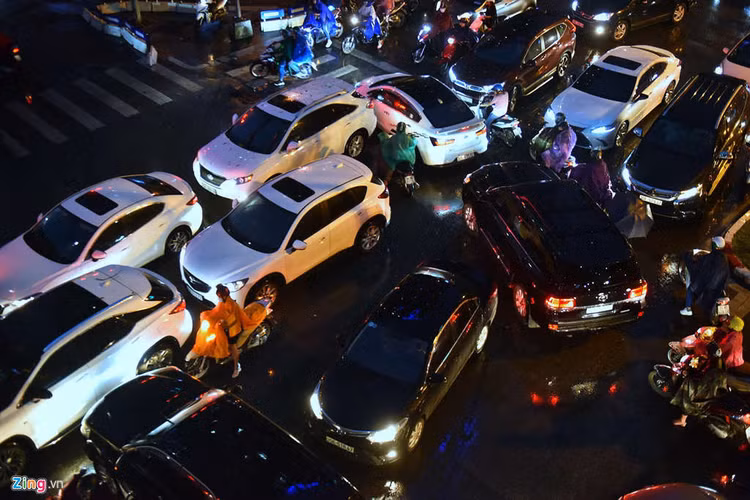 Cac nga duong Ha Noi roi loan giao thong sau mua hinh anh 5 