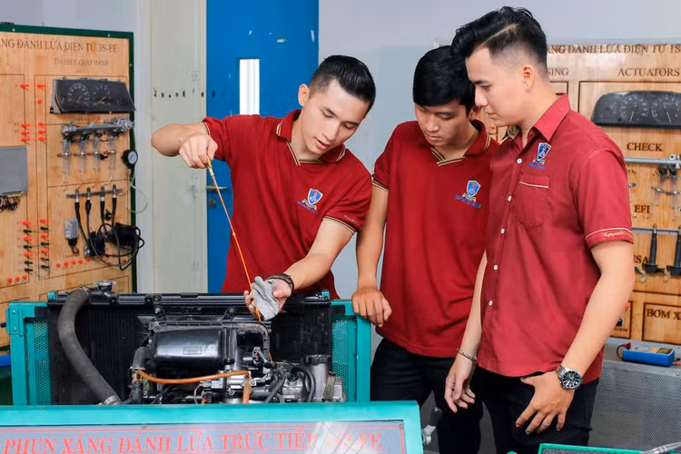 Sinh viên Trường ĐH Nguyễn Tất Thành luôn được trao dồi kỹ năng chuyên môn đáp ứng nhu cầu thực tiễn.