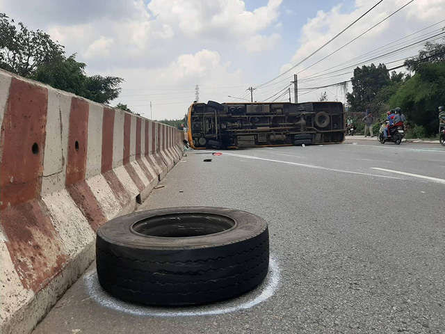 Xe khách lật trên quốc lộ, hàng chục người nháo nhào đập kính thoát thân - Ảnh 2.