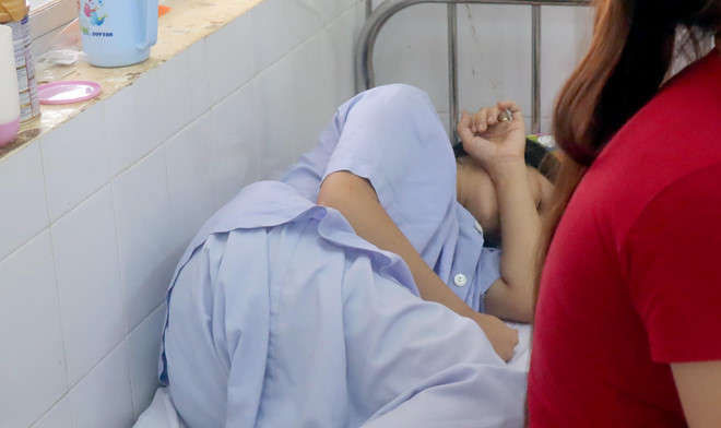 Chong san phu bi tai xe duoi khoi xe ke luc chau be chao doi ben duong hinh anh 1 