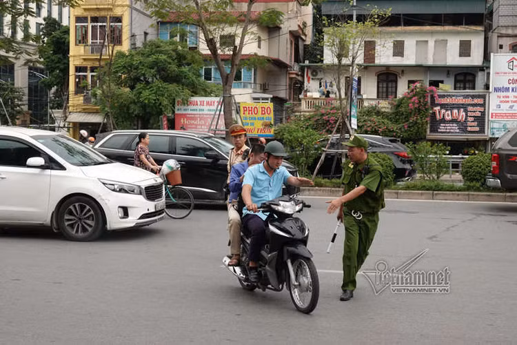 Vội vã quặt xe chạy trốn cảnh sát 141, cô gái nổi nhất phố Hà Nội