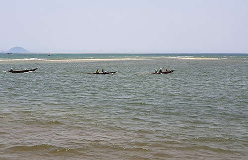 Cồn cát cách bờ biển Cửa Đại 200 m nổi lên mắt nước. Ảnh: Đắc Thành.