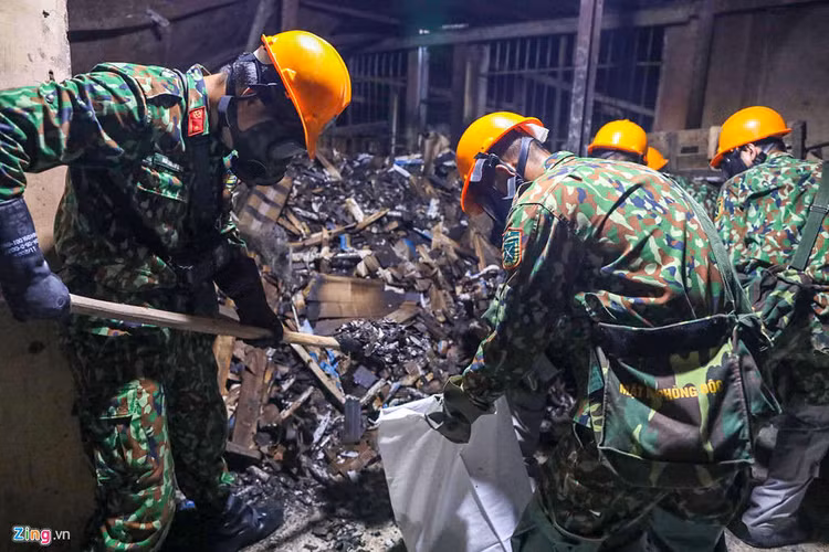 Canh quan doi tay doc hien truong vu chay Rang Dong hinh anh 6 