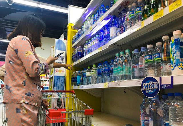 Hà Nội: Người dân ùn ùn đi mua nước đóng chai ở siêu thị - 6